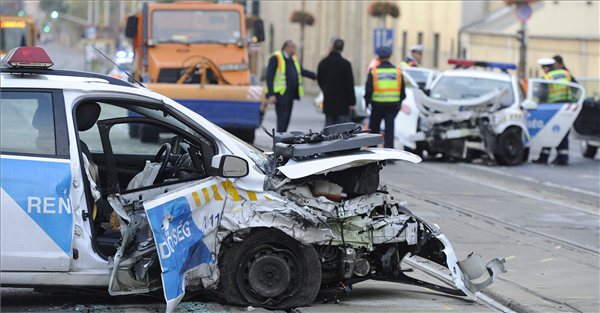 ket rendorauto utkozott