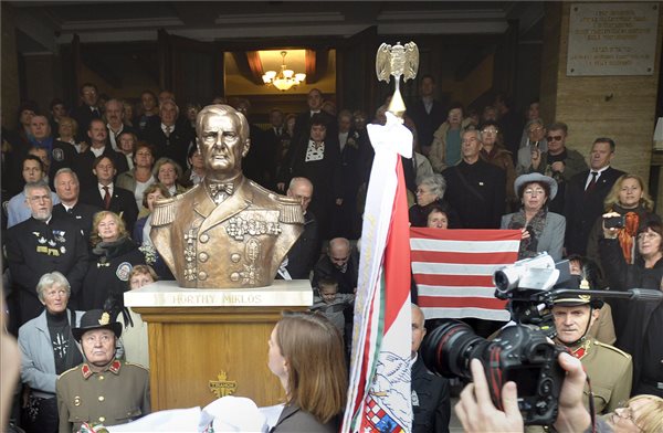felavattak a horthy szobrot