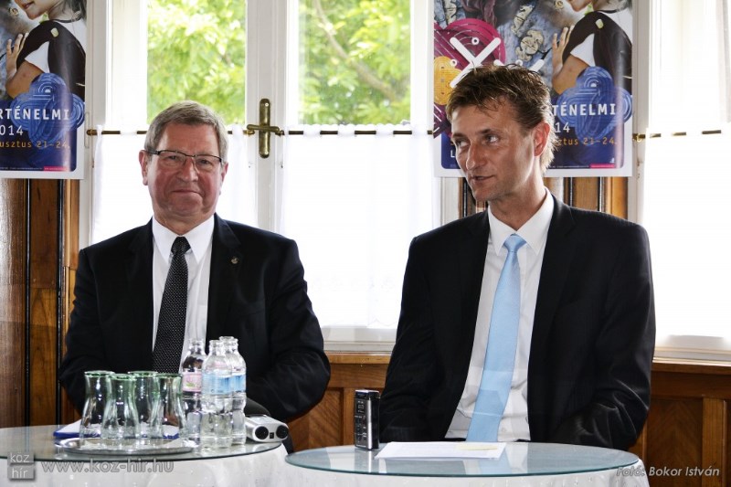 Puskás Tivadar polgármester, mellette Mérei Tamás - Köz-Hír fotó: Bokor István