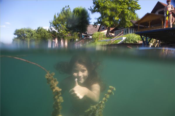 Kislány fürdik a bányatóban Somogy megyei Gyékényesen 2014. július 18-án. MTI Fotó: Varga György