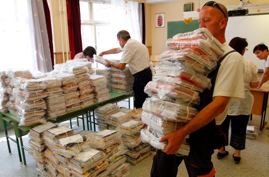 Tankönyvcsomagokat pakolnak a miskolci Szabó Lõrinc Általános Iskolában 2014. augusztus 6-án. Mintegy 1 millió 267 ezer diák számára kezdõdik meg alig egy hónap múlva a tanév. A megrendelt tankönyvek az augusztus 30-ig megérkeznek az iskolákba. MTI Fotó: Vajda János