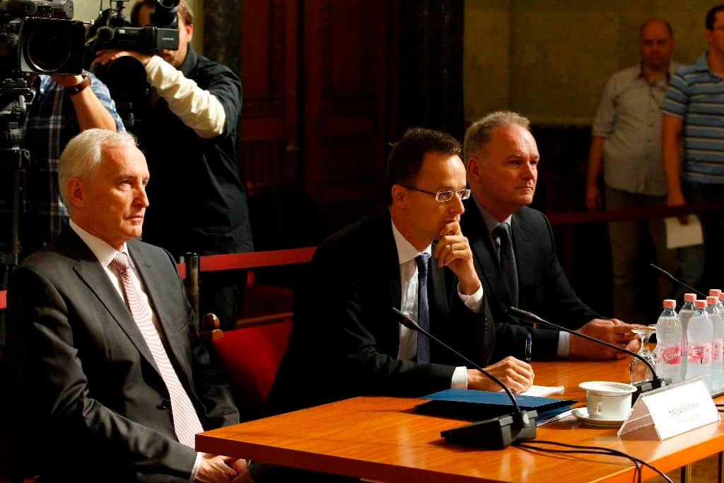 Szijjártó Péter külgazdasági és külügyminiszter-jelölt (k) kinevezés elõtti meghallgatása az Országgyûlés külügyi, európai ügyek, gazdasági és nemzeti összetartozás bizottsága együttes ülésén a Parlament Delegációs termében 2014. szeptember 20-án. Balra Mikola István, a Külgazdasági és Külügyminisztérium biztonságpolitikai és nemzetközi együttmûködésért felelõs államtitkára, jobbra Szabó László külgazdasági és külügyi államtitkár. MTI Fotó: Szigetváry Zsolt