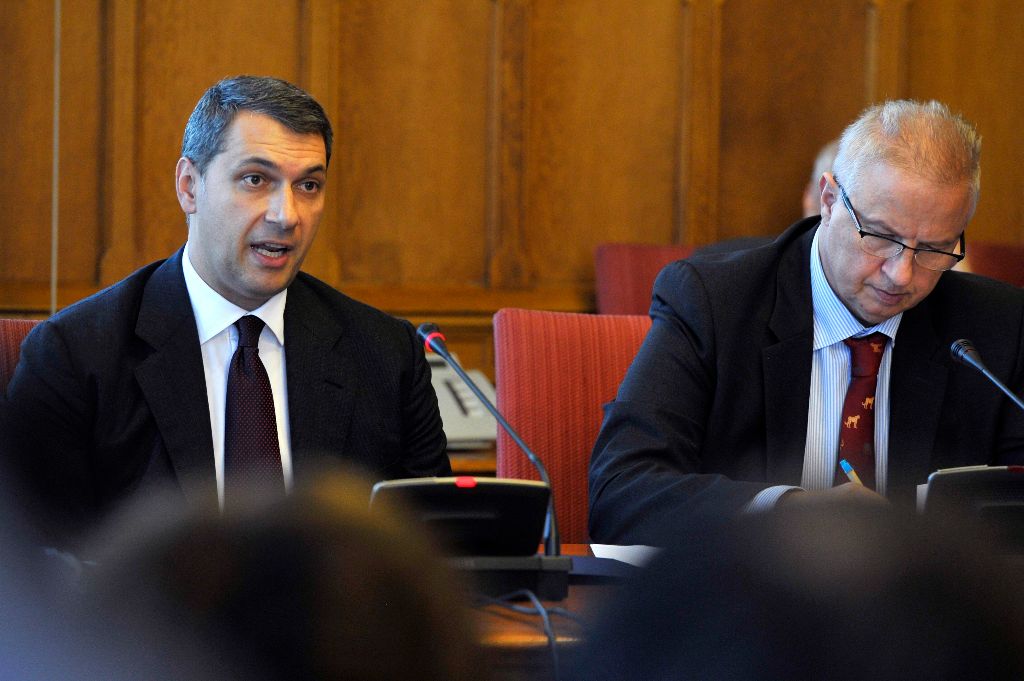 Lázár János, a Miniszterelnökséget vezetõ miniszter (b) és Trócsányi László igazságügyi miniszter az Országgyûlés nemzetbiztonsági bizottságának ülésén az Országházban 2014. október 20-án, amelyet az Egyesült Államok által korrupciógyanú miatt elrendelt beutazási tilalommal kapcsolatban hívtak össze. MTI Fotó: Kovács Attila