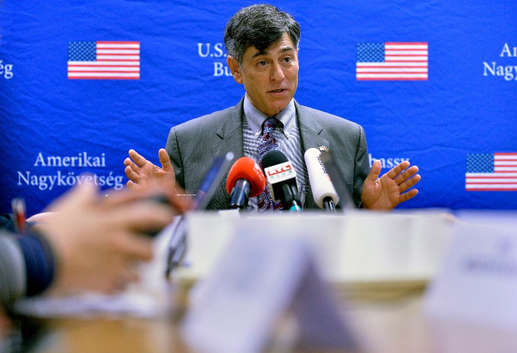 André Goodfriend, a budapesti amerikai nagykövetség ideiglenes ügyvivõje háttérbeszélgetést tart az amerikai beutazási tilalommal kapcsolatban a fõvárosi Bank Centerben 2014. október 20-án. MTI Fotó: Máthé Zoltán