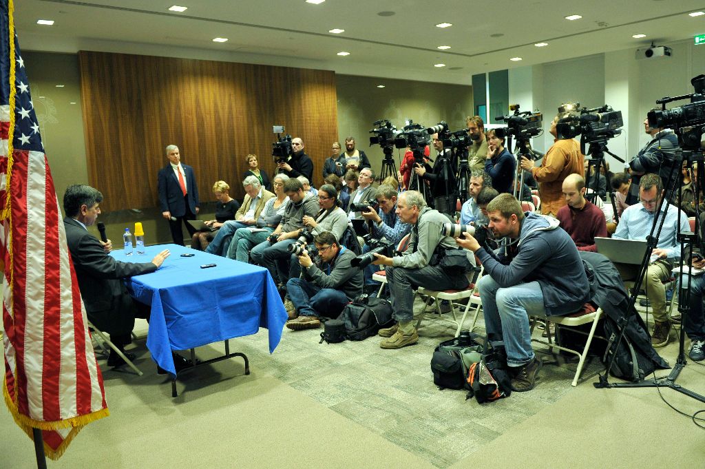 André Goodfriend, a budapesti amerikai nagykövetség ideiglenes ügyvivõje sajtótájékoztatót tart hivatalában egyes magyar köztisztviselõk amerikai beutazási engedélyének felfüggesztésével kapcsolatban Budapesten 2014. október 24-én. MTI Fotó: Kovács Attila