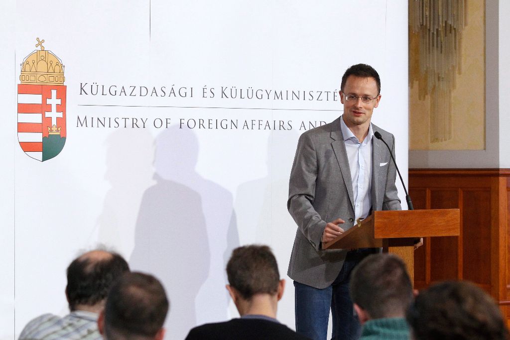 Szijjártó Péter külgazdasági és külügyminiszter sajtótájékoztatót tart hivatalában az amerikai beutazási tilalommal kapcsolatban 2014. október 18-án. MTI Fotó: Szigetváry Zsolt