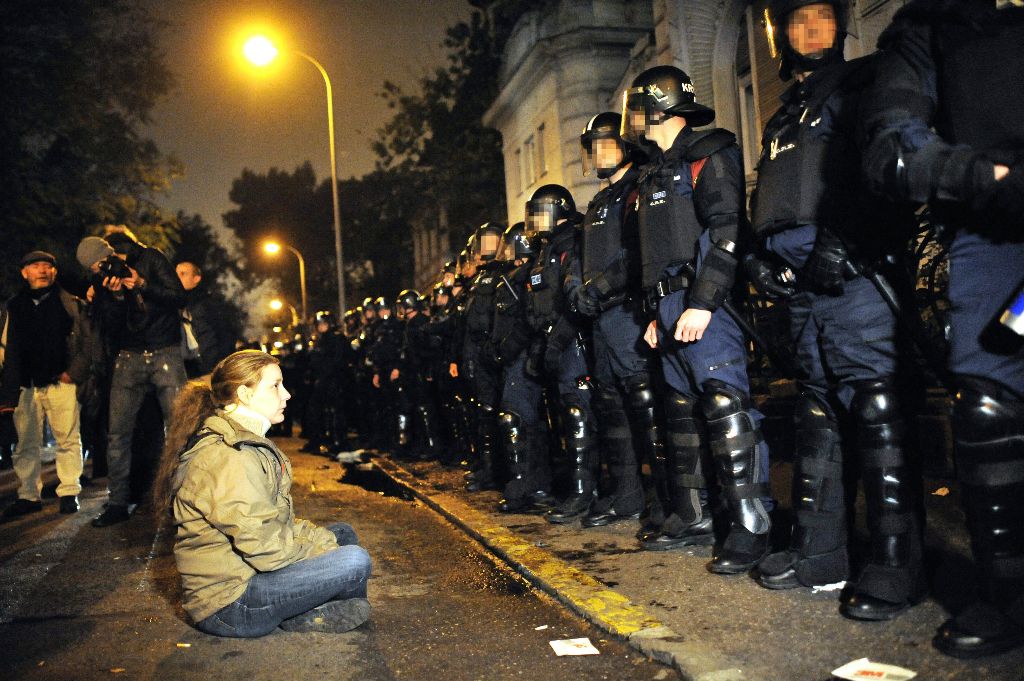 Internetadó - A tüntetés lezárása után többen megdobált?