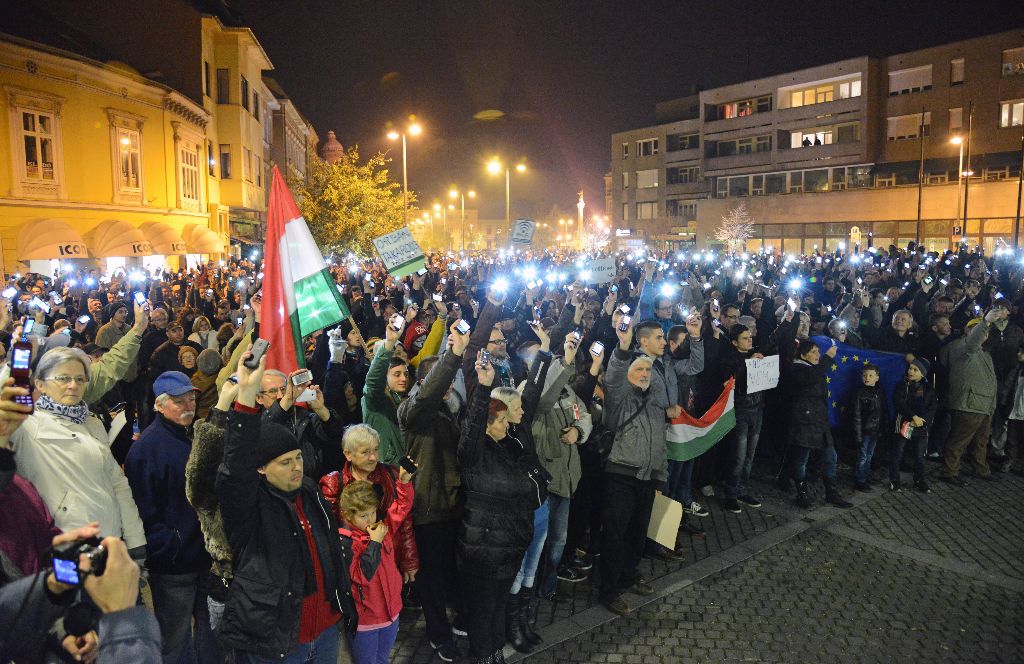 Az internetadó bevezetése ellen meghirdetett demonstráció résztvevõi Szombathelyen, a Fõ téren 2014. október 30-án. MTI Fotó: Czika László