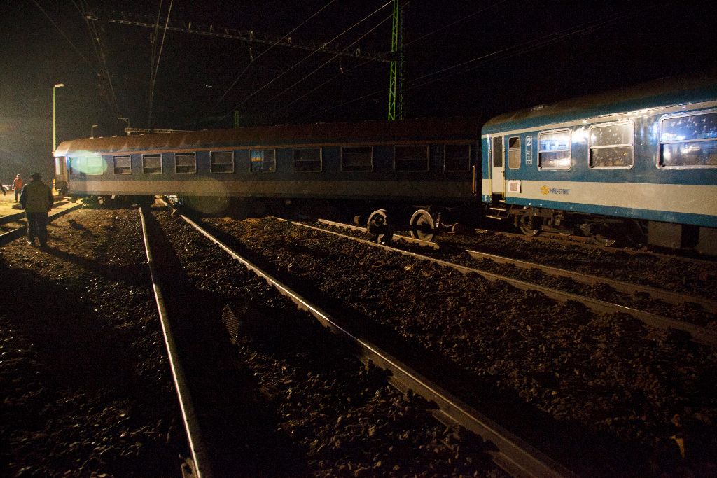 Kisiklott vasúti szerelvények Sárvár és Celldömölk között, a Vas megyei Ostffyasszonyfa állomás közelében 2014. október 21-én éjjel. A Szombathelyrõl Veszprémbe közlekedõ személyvonat négy kocsija szaladt le a sínrõl, de a vonat annyira lassan haladt, hogy nem borultak fel. A több mint ötven utas közül senki sem sérült meg, a pályatest viszont súlyosan megrongálódott. MTI Fotó: Varga György