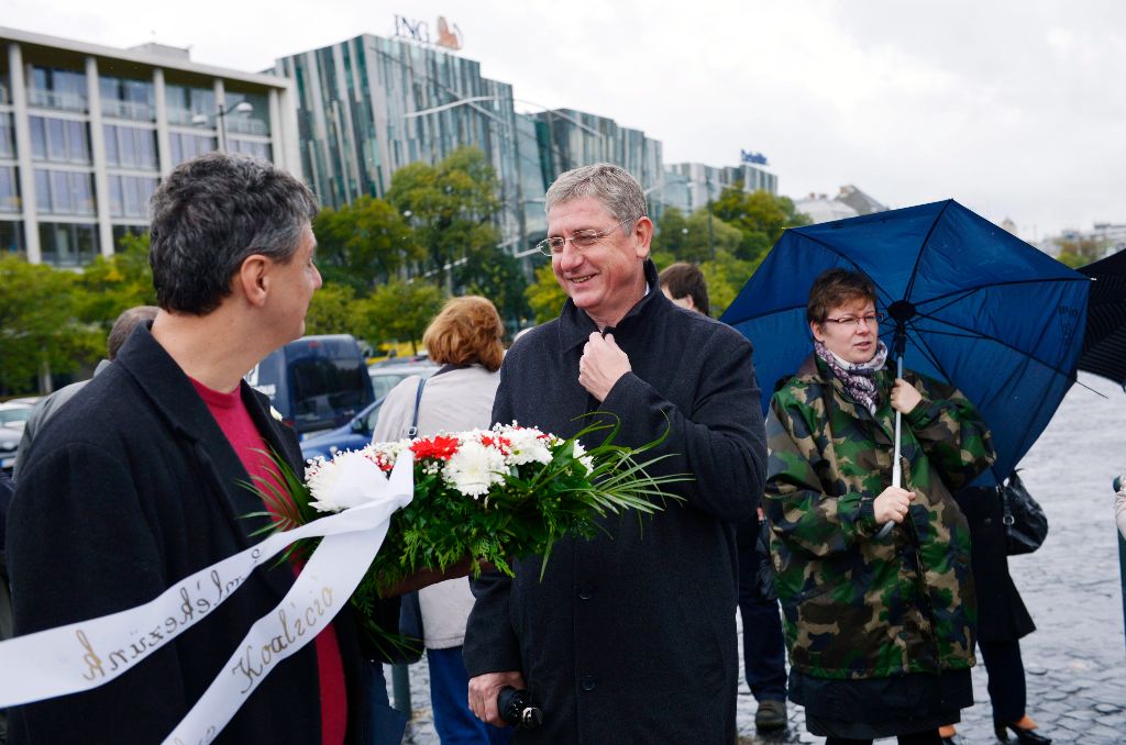 Gyurcsány Ferenc volt miniszterelnök, a DK elnöke (k) és Gréczy Zsolt, a párt szóvivõje a Demokratikus Koalíció (DK) megemlékezésén a fõvárosi 56-osok terén felállított emlékmûnél 2014. október 22-én. MTI Fotó: Beliczay László