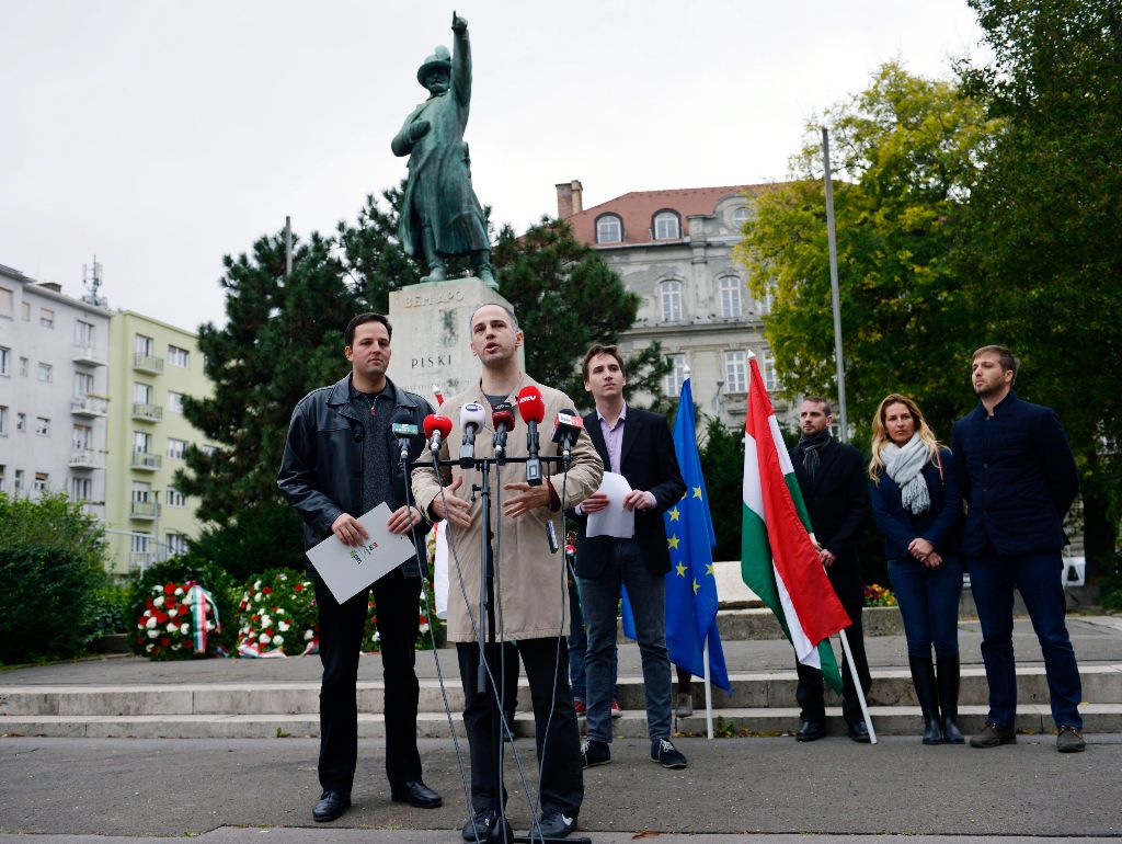 Szigetvári Viktor, az Együtt-PM ügyvezetõ társelnöke (k) beszédet mond a budapesti II. kerületi Bem József téren tartott ünnepi megemlékezésen az '56-os forradalom és szabadságharc emléknapján, 2014. október 23-án. Balról Pataki Márton, az Együtt országos politikai tanácsának alelnöke, középen Barabás Richárd XI. kerületi önkormányzati képviselõ. MTI Fotó: Beliczay László