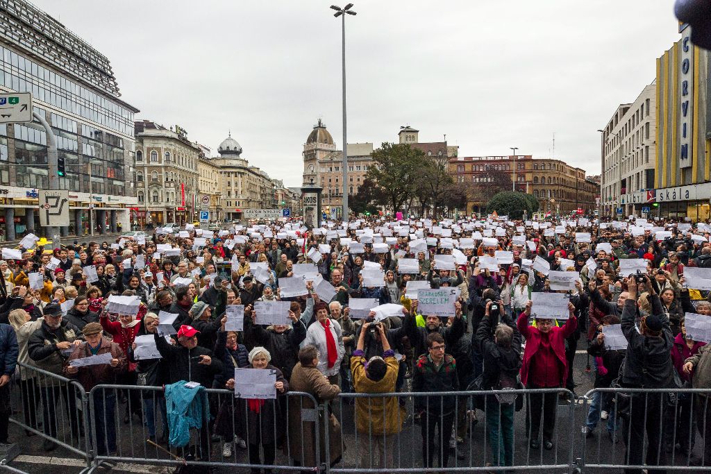 Résztvevõk a Humán Platform Tedd magad szabaddá! mottóval meghirdetett demonstrációján, a fõvárosi Blaha Lujza téren az '56-os forradalom és szabadságharc emléknapján, 2014. október 23-án. A civil szervezetek az aktívabb közéleti szerepvállalásáért tüntettek. MTI Fotó: Szigetváry Zsolt