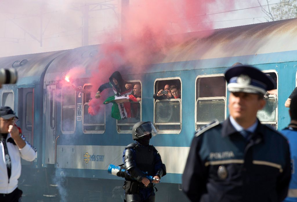 Magyar szurkolók érkeznek különvonattal a Románia-Magyarország Eb-selejtezõs labdarúgó-mérkõzésre a bukaresti Északi Pályaudvaron 2014. október 11-én. MTI Fotó: Baranyi Ildikó