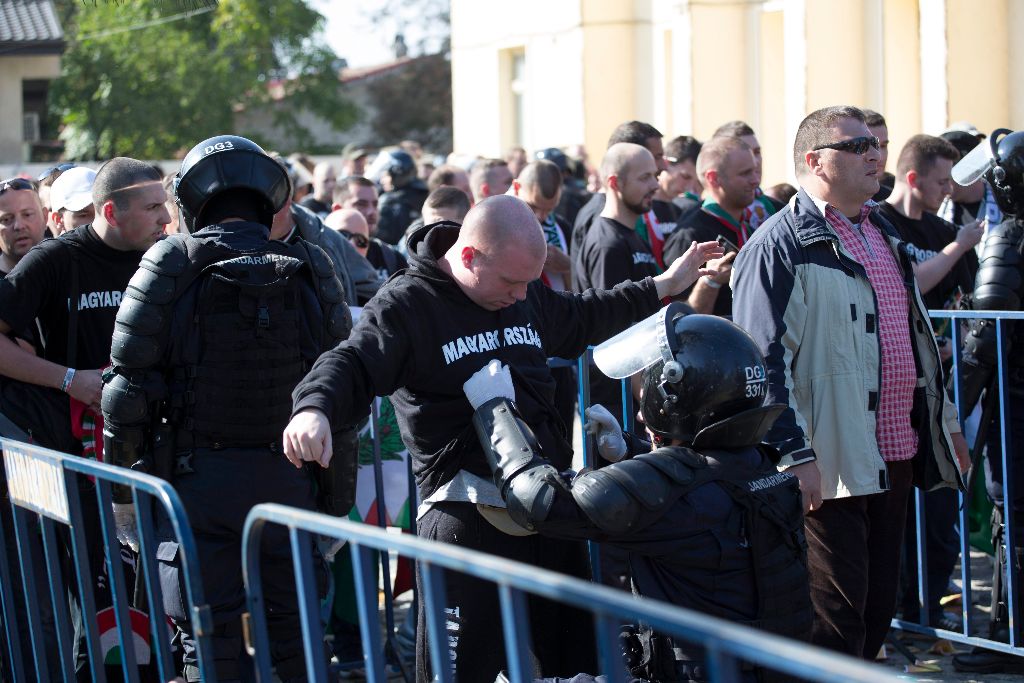 Megmotozzák a magyar szurkolókat a bukaresti Bãneasa pályaudvaron 2014. október 11-én, akik különvonattal érkeztek az esti Románia-Magyarország Eb-selejtezõs labdarúgó-mérkõzésre. MTI Fotó: Baranyi Ildikó