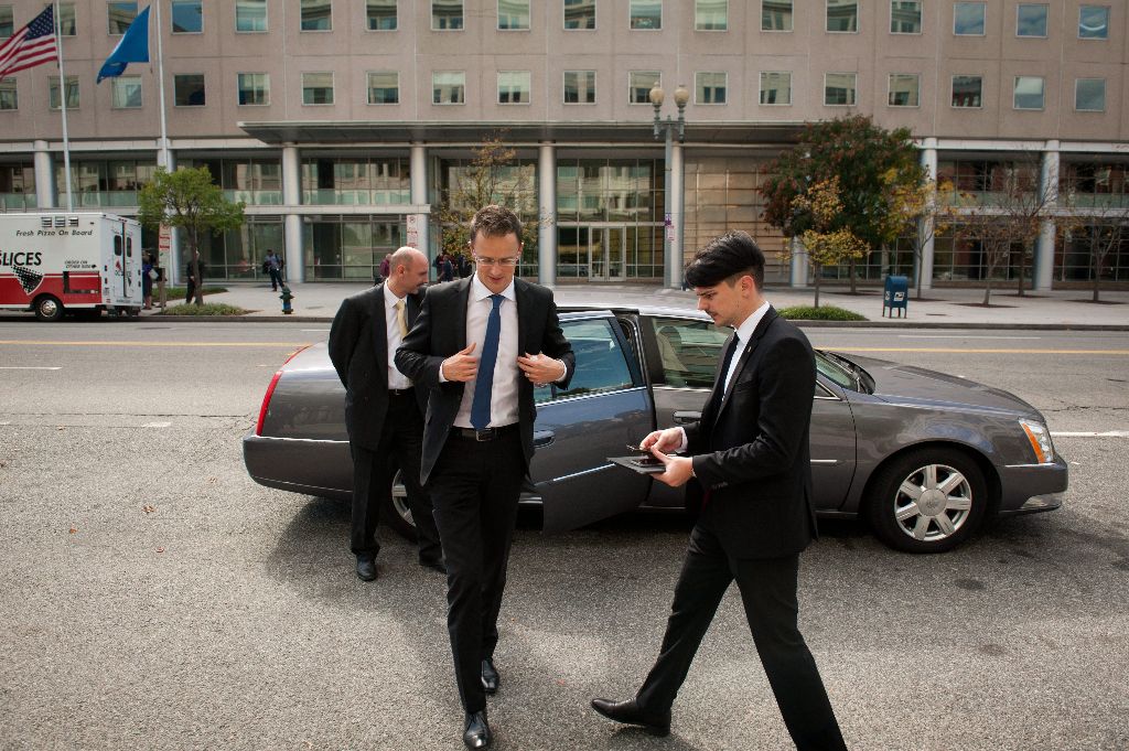 A Külgazdasági és Külügyminisztérium által közzétett képen Szijjártó Péter külgazdasági és külügyminiszter (k) megérkezik a General Motors (GM) vezetõivel folytatott tárgyalásra Washingtonban 2014. október 21-én. MTI Fotó: Külgazdasági és Külügyminisztérium / Szémann Tamás