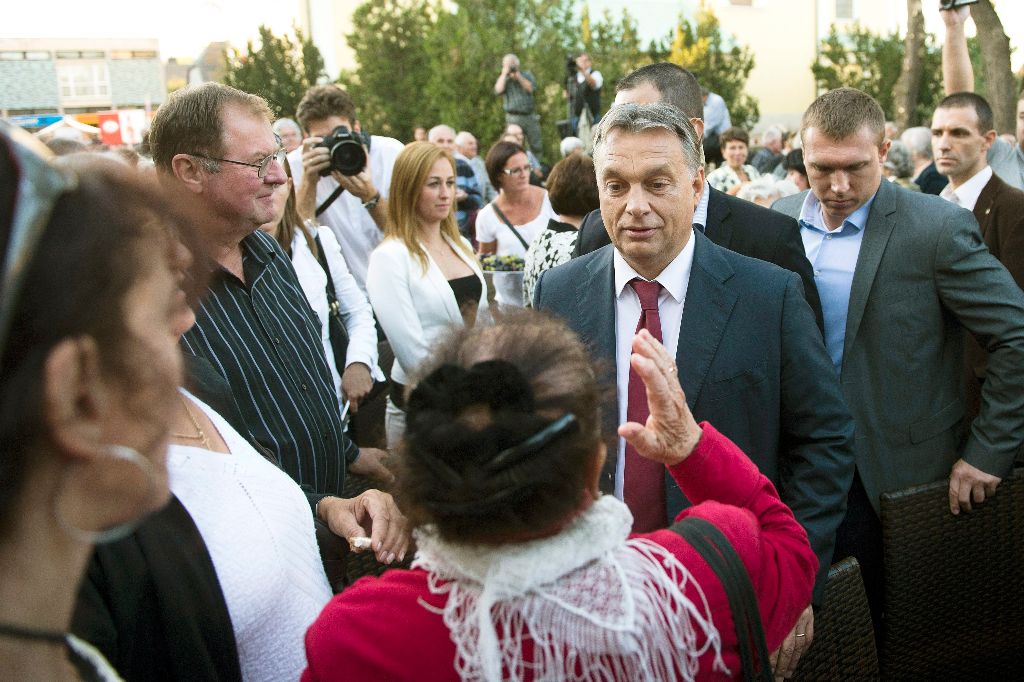 Orbán Viktor miniszterelnök egy résztvevõvel beszélget a felújított bicskei városközpont avatóünnepsége után 2014. szeptember 29-én, ahol beszédet mondott. MTI Fotó: Koszticsák Szilárd