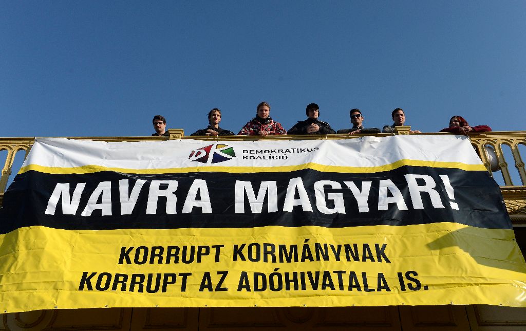 A Demokratikus Koalíció (DK) fiataljai molinót helyeztek ki a Margit híd korlátjára az Országgyûlés Irodaháza közelében 2014. november 5-én. Az irodaházban Országgyûlés nemzetbiztonsági bizottsága tart zárt ülést, amelyen az Egyesült Államok által hozott beutazási tilalom ügyét is tárgyalják. Az ülésen Vida Ildikó, a Nemzeti Adó- és Vámhivatal (NAV) elnöke nem, csak Varga Árpád elnökhelyettes és kollégái jelentek meg.  MTI Fotó: Bruzák Noémi