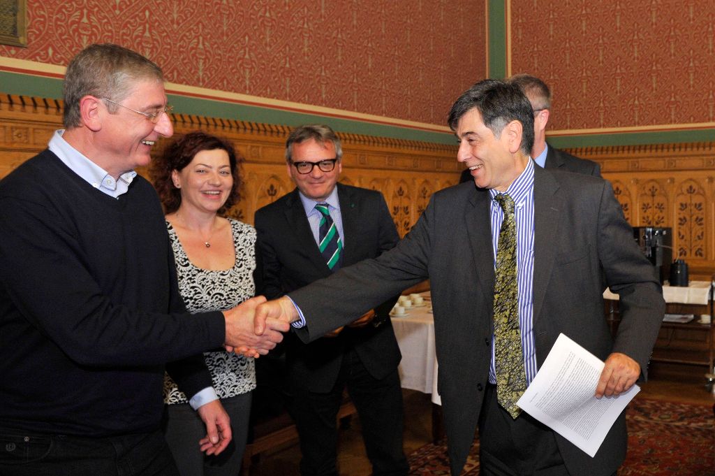 Gyurcsány Ferenc, a Demokratikus Koalíció (DK) elnöke (b) és André Goodfriend, az Egyesült Államok nagykövetségének ideiglenes ügyvivõje kezet fog az Országházban 2014. október 30-án, ahol a DK vezetése diplomatákkal találkozott. Mellettük a DK elnökségének tagjai, Vadai Ágnes és Kakuk György. MTI Fotó: Kovács Attila