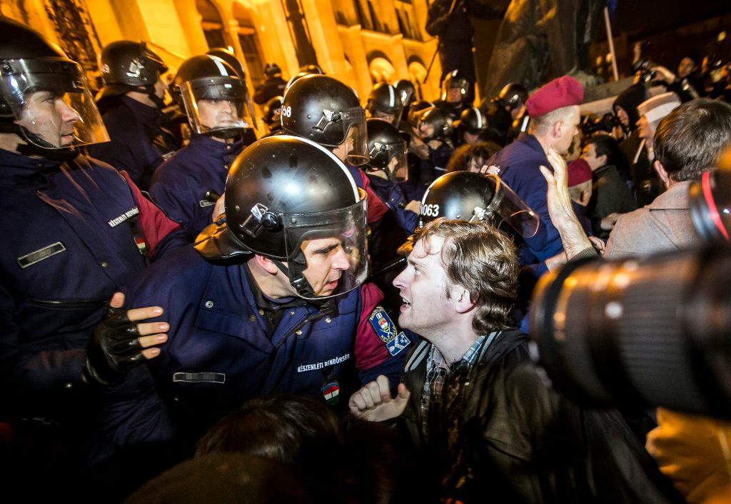 A közfelháborodás napja címmel meghirdetett tüntetés résztvevõi és az Országházat védõ rendõrök a Kossuth Lajos téren 2014. november 17-én. MTI Fotó: Mohai Balázs
