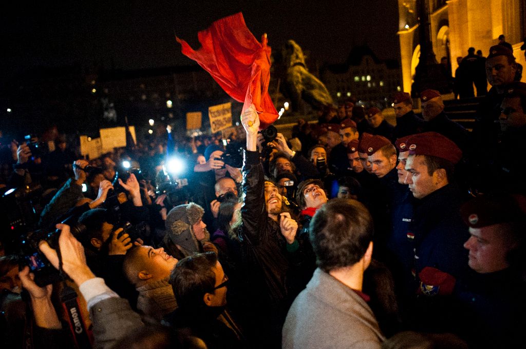 A közfelháborodás napja címmel meghirdetett tüntetés résztvevõi és az Országházat védõ rendõrök a Kossuth Lajos téren 2014. november 17-én. MTI Fotó: Marjai János