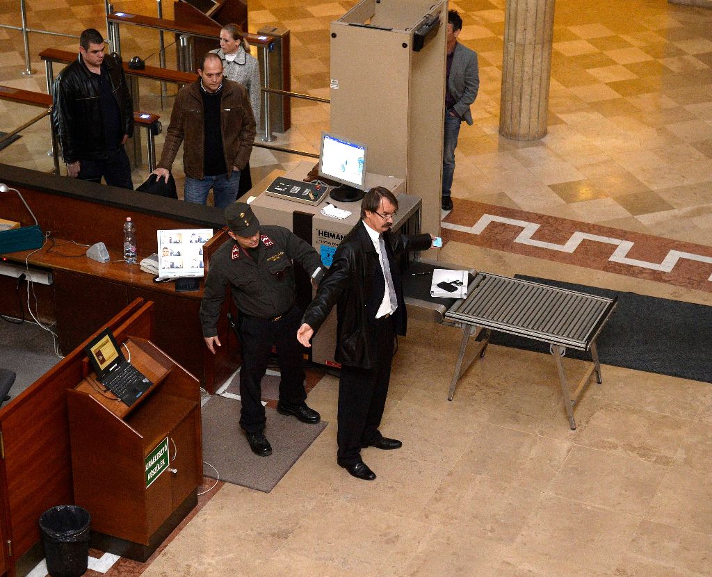 Varga Árpád, a Nemzeti Adó- és Vámhivatal  (NAV) elnökhelyettese (k) érkezik az Országgyûlés nemzetbiztonsági bizottságának zárt ülésére az Országgyûlés Irodaházába 2014. november 5-én. Az ülésén az Egyesült Államok által hozott beutazási tilalom ügyét is tárgyalják. MTI Fotó: Bruzák Noémi