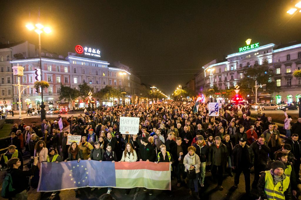 A NAV vezetõinek lemondásáért tüntetõk vonulnak az Andrássy úton, az Oktogonnál 2014. november 9-én. MTI Fotó: Mohai Balázs