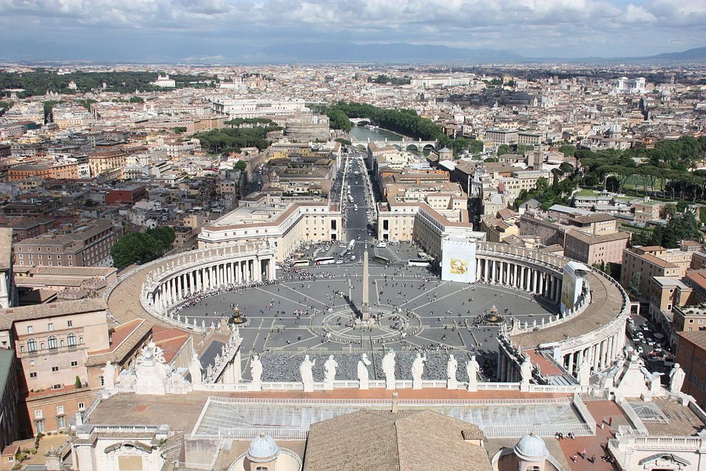 Saint_Peter's_Square_view_from_the_dome_of_Saint_Peter's_Basilica_(2010)