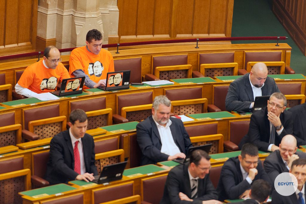 Szabó Szabolcs és Kónya Péter, az Együtt országgyűlési képviselői a mai napon Orbán Viktort és Vlagyimir Putyint együtt ábrázoló pólóban mentek be az Országgyűlés ülésére. A politikusok ezzel a ma esti tüntetésen való részvétel fontosságára akarták fölhívni a polgárok figyelmét. Ahogy a képviselők fogalmaztak: "Nem akarjuk, hogy hazánk tovább menjen a Putyini úton, ezért vettük fel ma ezt pólót. Szolidárisak vagyunk a tüntetőkkel, Vida Ildikó és a Nav-botrány csak egy szelete annak, ami itt folyik az országban". Együtt Sajtó