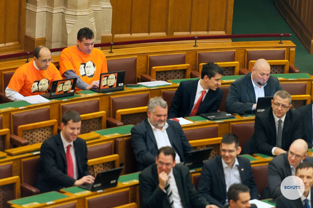 Szabó Szabolcs és Kónya Péter, az Együtt országgyűlési képviselői a mai napon Orbán Viktort és Vlagyimir Putyint együtt ábrázoló pólóban mentek be az Országgyűlés ülésére. A politikusok ezzel a ma esti tüntetésen való részvétel fontosságára akarták fölhívni a polgárok figyelmét. Ahogy a képviselők fogalmaztak: "Nem akarjuk, hogy hazánk tovább menjen a Putyini úton, ezért vettük fel ma ezt pólót. Szolidárisak vagyunk a tüntetőkkel, Vida Ildikó és a Nav-botrány csak egy szelete annak, ami itt folyik az országban". Együtt Sajtó