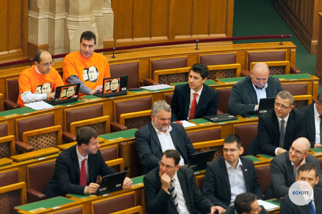 Szabó Szabolcs és Kónya Péter, az Együtt országgyűlési képviselői a mai napon Orbán Viktort és Vlagyimir Putyint együtt ábrázoló pólóban mentek be az Országgyűlés ülésére. A politikusok ezzel a ma esti tüntetésen való részvétel fontosságára akarták fölhívni a polgárok figyelmét. Ahogy a képviselők fogalmaztak: "Nem akarjuk, hogy hazánk tovább menjen a Putyini úton, ezért vettük fel ma ezt pólót. Szolidárisak vagyunk a tüntetőkkel, Vida Ildikó és a Nav-botrány csak egy szelete annak, ami itt folyik az országban". Együtt Sajtó