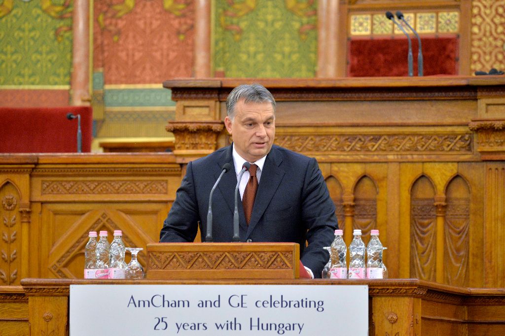 Orbán Viktor miniszterelnök beszédet mond az Amerikai Kereskedelmi Kamara (AmCham) és a General Electric (GE) magyarországi jelenlétének 25. évfordulója alkalmából rendezett jubileumi ünnepségen az Országház Felsõházi termében 2014. november 14-én. MTI Fotó: Máthé Zoltán