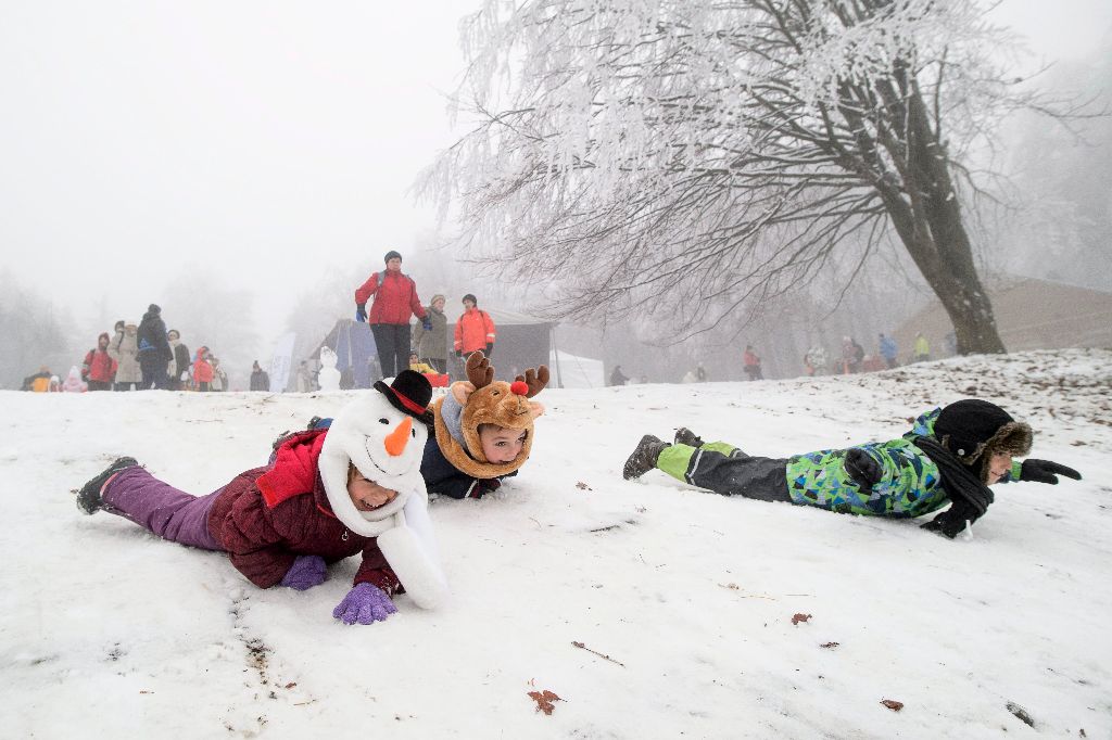 Gyermekek csúszkálnak a Heves megyei adventköszöntõ ünnepségen Kékestetõn 2014. november 30-án. MTI Fotó: Komka Péter