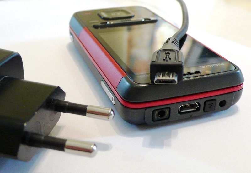 Micro_USB_phone_charger