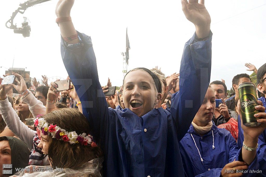 Bulizó fiatal a Sziget fesztivál csütörtöki napján a Hajógyári szigeten, 2014 augusztusában - Köz-Hír fotó: Bokor István