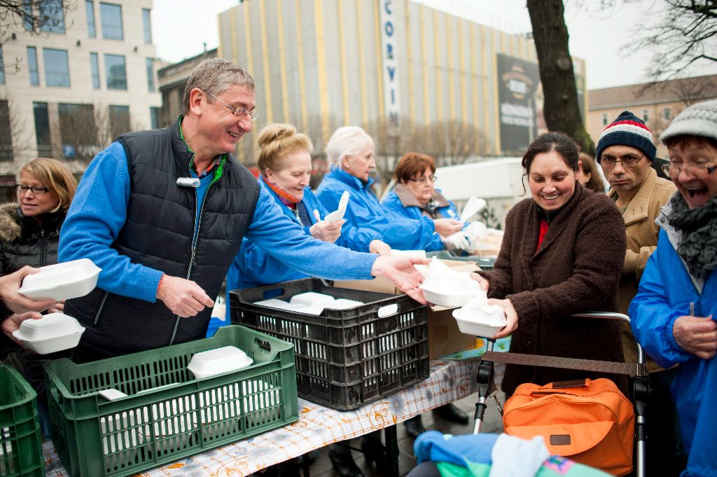 Gyurcsány Ferenc, a Demokratikus Koalíció elnöke (b) pártja ételosztásán Budapesten, a Blaha Lujza téren 2015. január 22-én. MTI Fotó: Marjai János