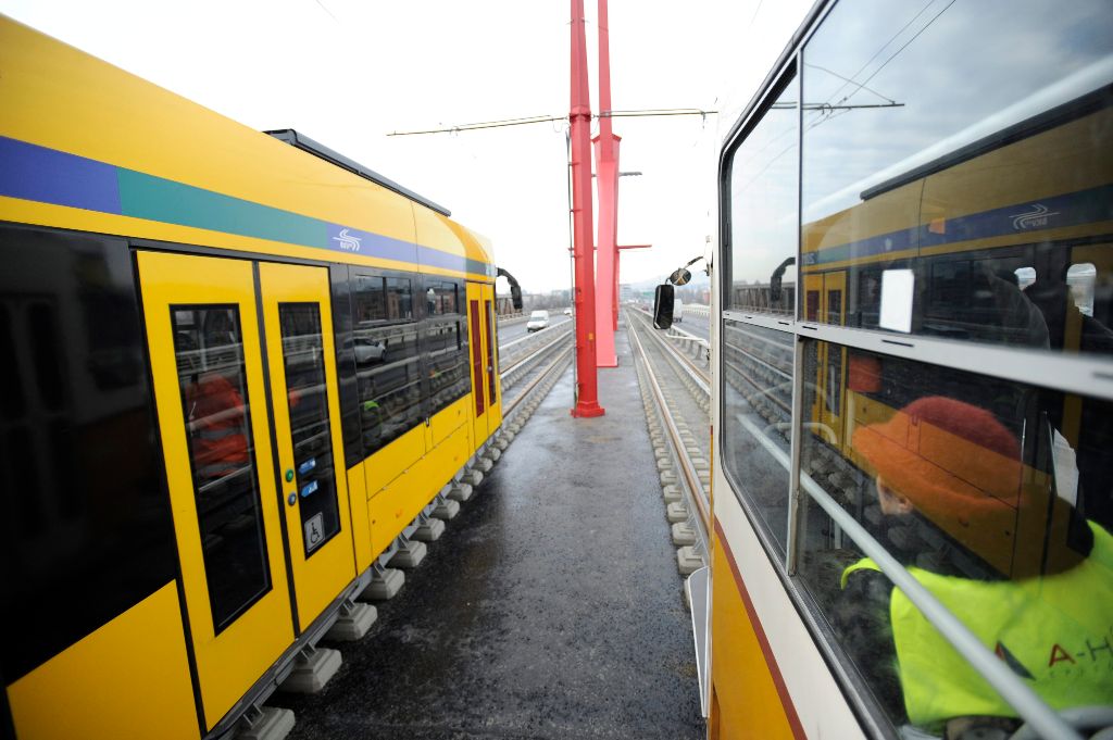 Villamosok közlekednek a budapesti Rákóczi hídon 2015. január 26-án. Elõször ment át próbaúton villamos a Rákóczi hídon, ahol egy Tatra, egy Combino és egy motoros fedett teherkocsi típusú villamossal is tesztelték az 1-es villamos pályáját. Volt, hogy a híd mindkét villamospályáján haladt egy-egy szerelvény. MTI Fotó: Mihádák Zoltán