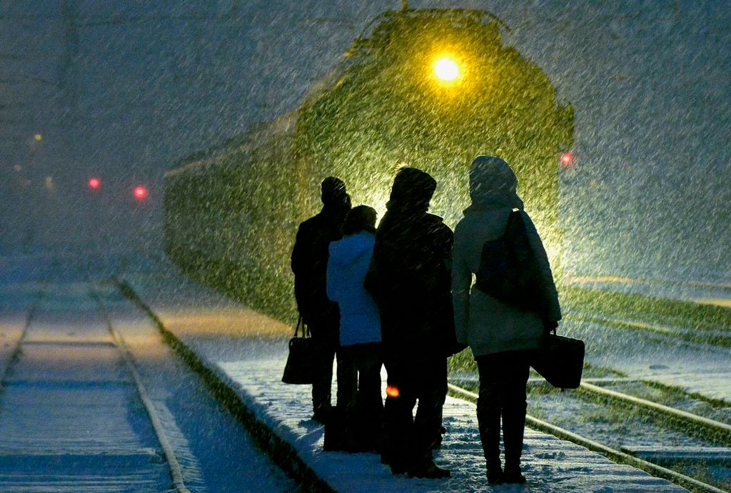 Utasok várakoznak a Vác felõl érkezõ személyvonatra a sûrû hóesésben Rákospalota-Újpest vasútállomáson 2015. január 29-én. MTI Fotó: Máthé Zoltán