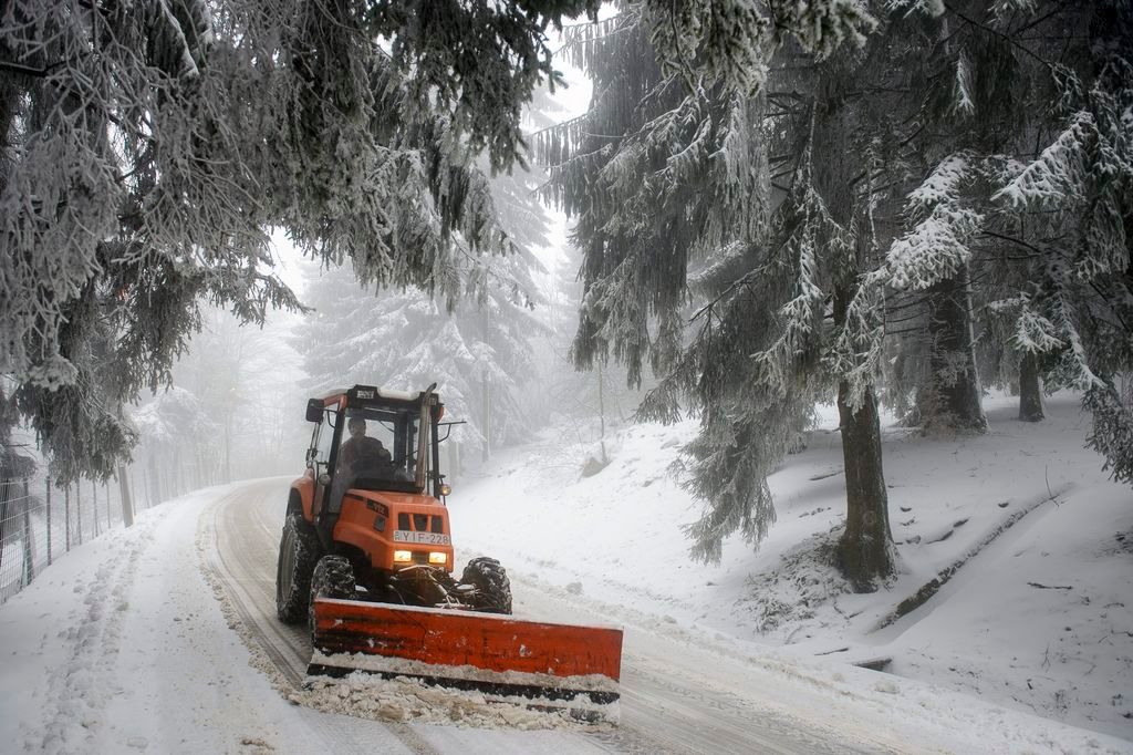 Egy tolólapos traktor az utat takarítja Galyatetõn 2015. január 25-én. MTI Fotó: Komka Péter