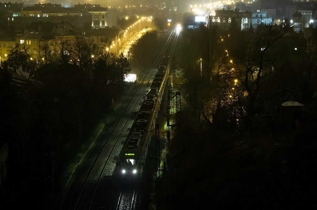 Vonatok várakoznak XI. kerületi Alsóhegy utcánál lévõ vasúti alagútról földcsuszamlástól leomlott és a sínekre hullott kõdarabok miatt 2015. január 25-én. A kõdarabok a Déli pályaudvari alagút Kelenföld felé vezetõ oldalán, a bejáratnál hullottak a sínekre. Csak az egyik vágányon közlekedhetnek a vonatok, emiatt akár egyórás késésekre is számítani kell. MTI Fotó: Lakatos Péter