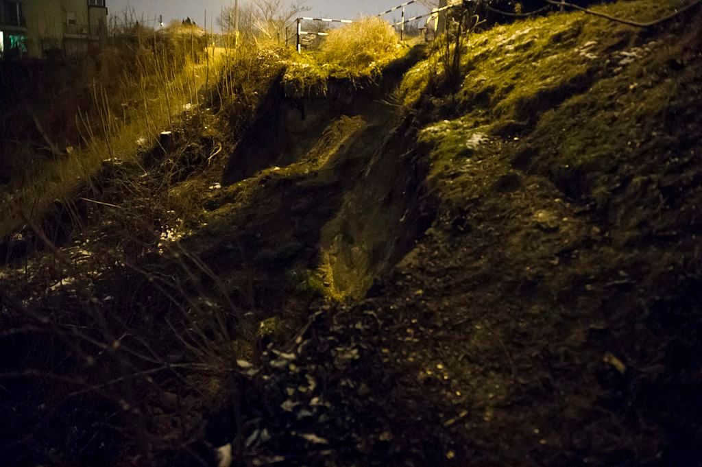 Földcsuszamlás a XI. kerületi Alsóhegy utcánál lévõ vasúti alagútnál 2015. január 25-én. A földcsuszamlás emiatt az alagútról leomlott kõdarabok a sínekre hullottak, ezért csak az egyik vágányon közlekedhetnek a vonatok. Emiatt akár egyórás késésekre is számítani kell. MTI Fotó: Lakatos Péter