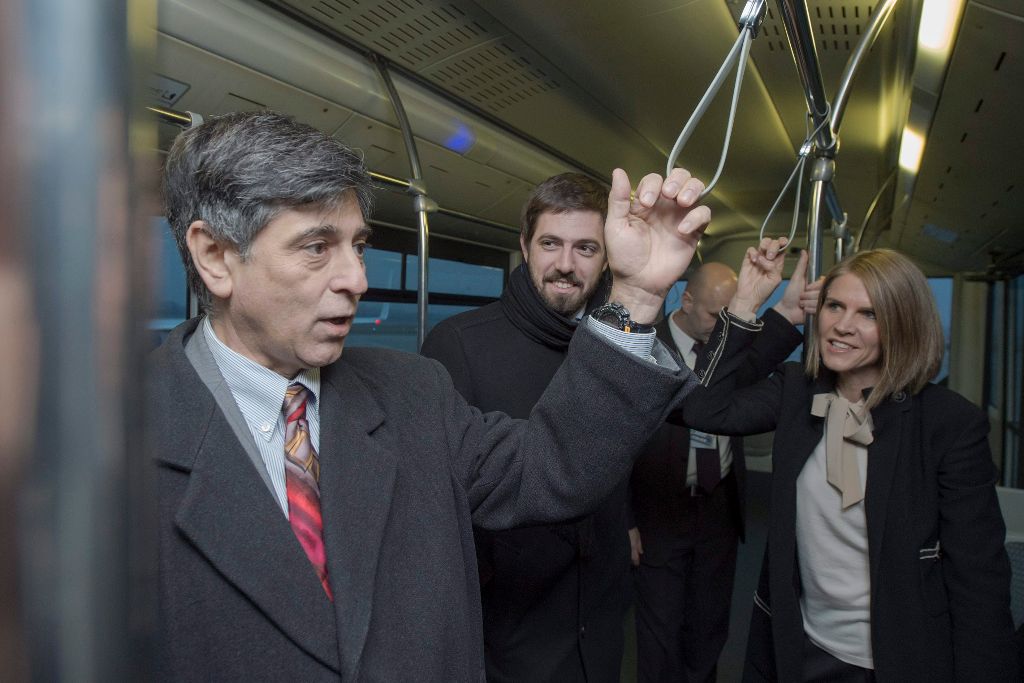 A Külgazdasági és Külügyminisztérium által közzétett képen Magyar Levente, a Külgazdasági és Külügyminisztérium (KKM) gazdaságdiplomáciáért felelõs államtitkára (b2) fogadja Colleen Bradley Bellt, az Egyesült Államok új budapesti nagykövetét a Liszt Ferenc-repülõtéren 2015. január 19-én. Balra André Goodfriend, az Egyesült Államok budapesti nagykövetségének ideiglenes ügyvivõje. MTI Fotó: Külgazdasági és Külügyminisztérium / Kovács Márton