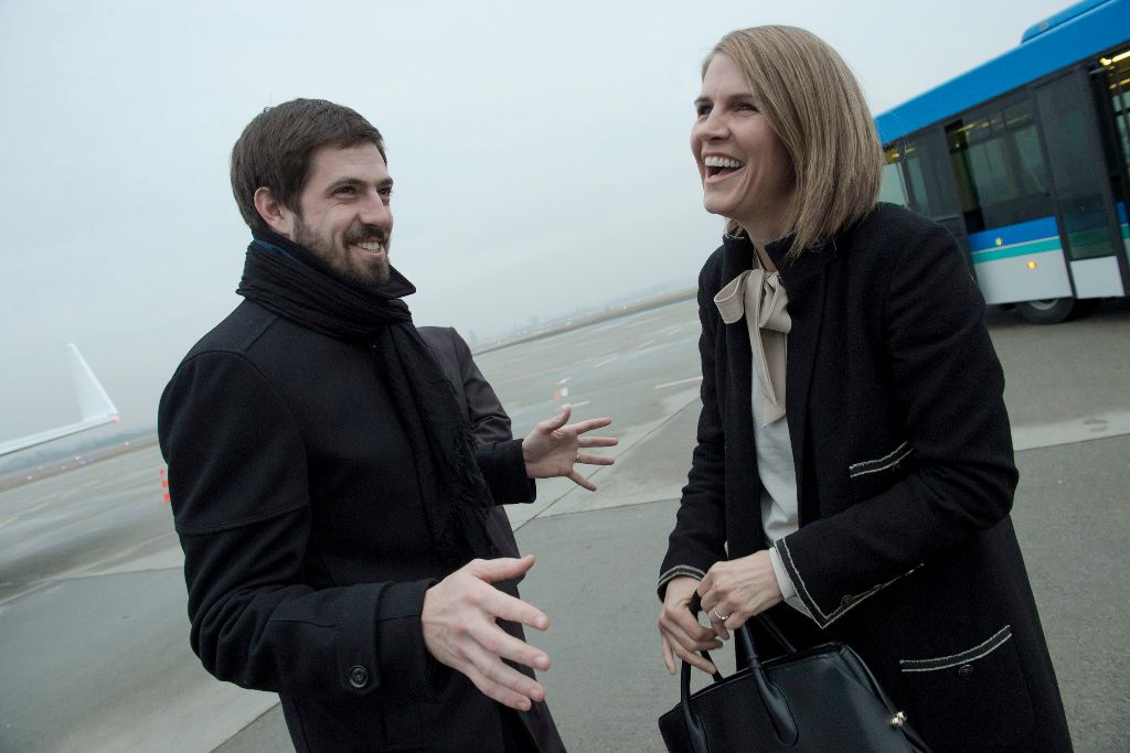 A Külgazdasági és Külügyminisztérium által közzétett képen Magyar Levente, a Külgazdasági és Külügyminisztérium (KKM) gazdaságdiplomáciáért felelõs államtitkára fogadja Colleen Bradley Bellt, az Egyesült Államok új budapesti nagykövetét a Liszt Ferenc-repülõtéren 2015. január 19-én. MTI Fotó: Külgazdasági és Külügyminisztérium / Kovács Márton