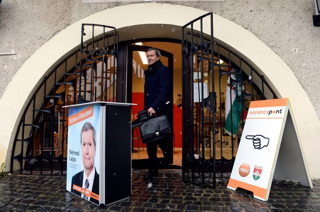 Némedi Lajos városüzemeltetésért felelõs alpolgármester, a 2015. február 22-i idõközi országgyûlésiképviselõ-választás Fidesz-KDNP-s jelöltje távozik a pártszövetség veszprémi kampányirodájából január 5-én. Veszprém megye 1-es számú országgyûlési egyéni választókerületében február 22-én idõközi országgyûlésiképviselõ-választást tartanak, mert Navracsics Tibort, a választókerület korábbi fideszes országgyûlési képviselõjét november 1-jével uniós biztossá nevezték ki, így - mivel az uniós biztosi és a parlamenti képviselõi mandátum összeférhetetlen - október 30-i hatállyal lemondott országgyûlési mandátumáról. MTI Fotó: Kovács Tamás