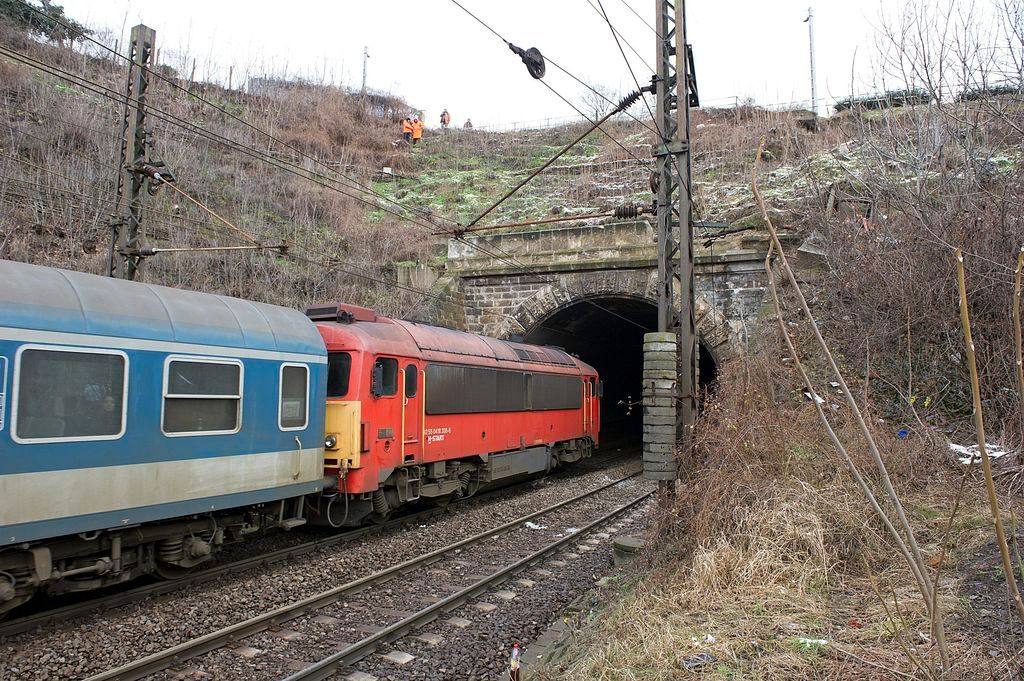 Vonat halad át a budapesti Déli pályaudvari vasúti alagútnál, ahol kõomlás történt, majd a támfal is megcsúszott 2015. január 26-án. Elõzõ nap, január 25-én este kõdarabok hullottak az alagútnál a sínekre, majd a támfal is megcsúszott az alagút kelenföldi oldalán. A Déli és a Kelenföldi pályaudvar között a biztonságos vonatközlekedés megteremtéséig - amely elõreláthatóan néhány napot is igénybe vehet - több vonat várhatóan csak Kelenföldig közlekedik és onnan is indul. MTI Fotó: Lakatos Péter