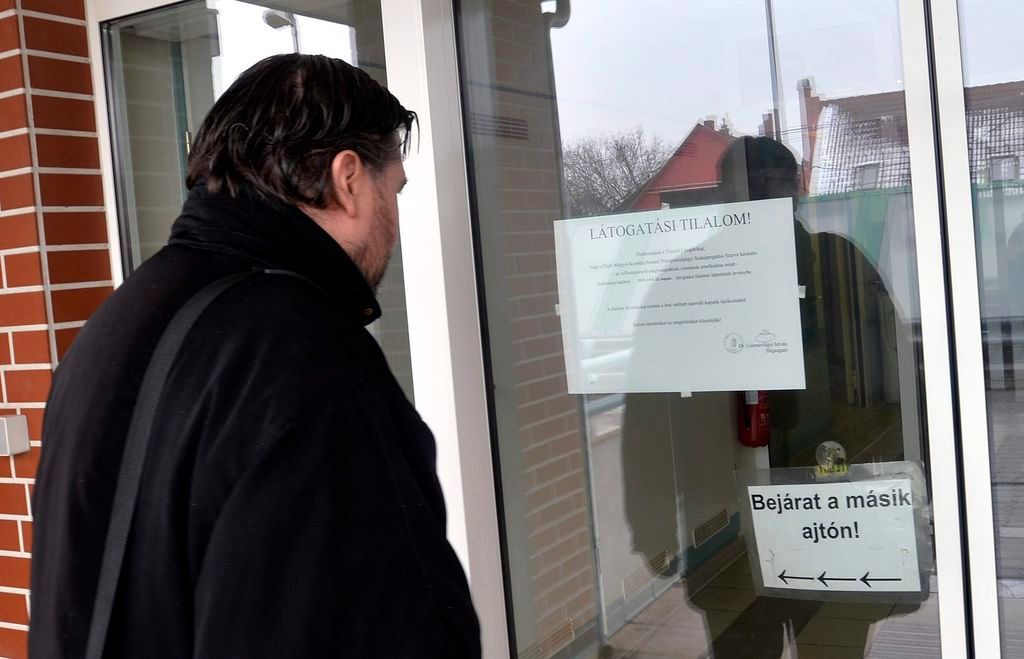 A látogatási tilalomra figyelmeztetõ felirat Székesfehérváron, a Fejér Megyei Szent György Egyetemi Oktató Kórház bejáratánál 2015. január 27-én. Az egészségügyi intézményben megelõzõ jelleggel látogatási tilalmat rendeltek el a megszaporodott influenzaszerû megbetegedések miatt január 23-án. MTI Fotó: Máthé Zoltán