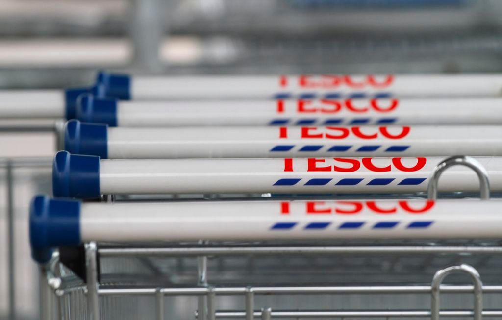 Bevásárlókocsik egy Tesco áruház parkolójában a miskolci Szentpéteri kapuban 2015. január 7-én. A Magyar Nemzet értesülése szerint a magyarországi Tesco áruházlánc veszteséges üzleteinek bezárását tervezi. MTI Fotó: Vajda János