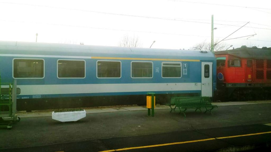 InterCity vonat első osztályú (sárga csíkos) szakasza Szombathely állomáson. A szakasz 3*(4+2) ülést tartalmaz. Fotó: Olvasónk