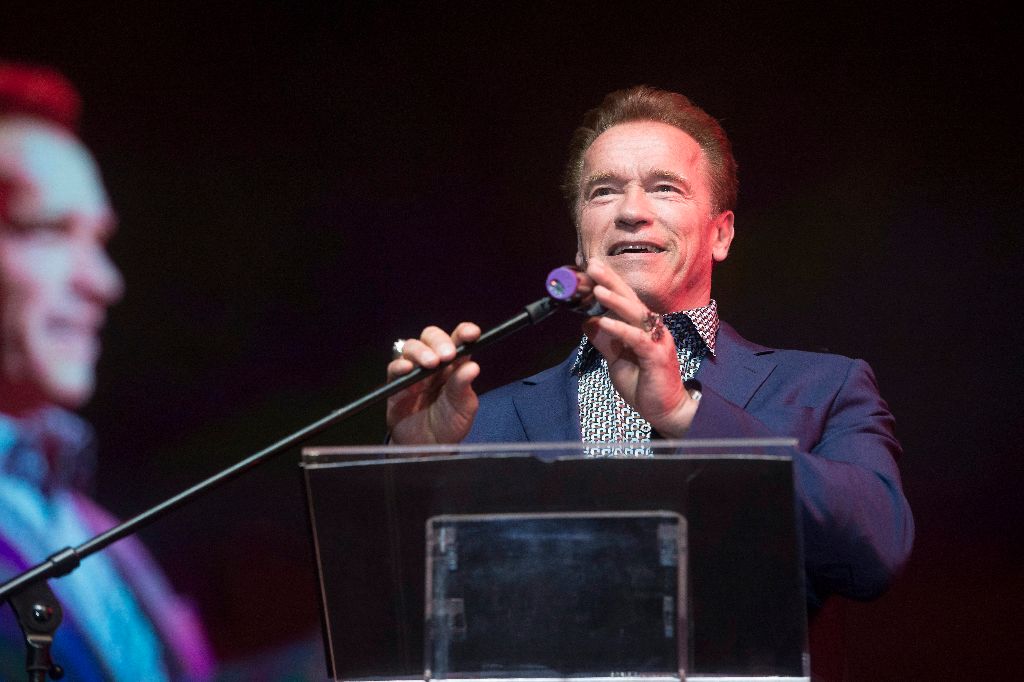 Arnold Schwarzenegger osztrák származású amerikai színész, Kalifornia állam volt kormányzója saját sikereinek titkáról tart elõadást az MVM által szervezett Siker-napon a Papp László Budapest Sportarénában 2015. február 22-én. MTI Fotó: Koszticsák Szilárd