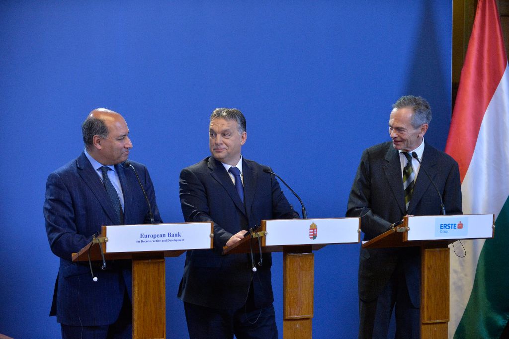 Orbán Viktor miniszterelnök (k), Suma Chakrabarti, az Európai Újjáépítési és Fejlesztési Bank (EBRD) elnöke (b) és Andreas Treichl, az osztrák Erste Group Bank AG vezérigazgatója (j) sajtótájékoztatót tart a megállapodás aláírása után az Országházban 2015. február 9-én. A kormány 2016-2017-ben jelentõsen csökkenti a bankadót, és az adónem mérséklését 2018-ban is folytatja - jelentette be a miniszterelnök. Tõkeemeléssel 15-15 százalékos tulajdonrészt szerez az Erste Bank Hungary Zrt.-ben a magyar kormány és az EBRD. MTI Fotó: Máthé Zoltán