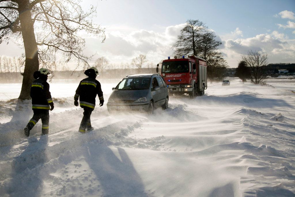 Tûzoltók a hófúvásban elakadt autót mentenek a Zalaszentbalázs és Gelse közötti úton 2015. február 8-án. MTI Fotó: Varga György